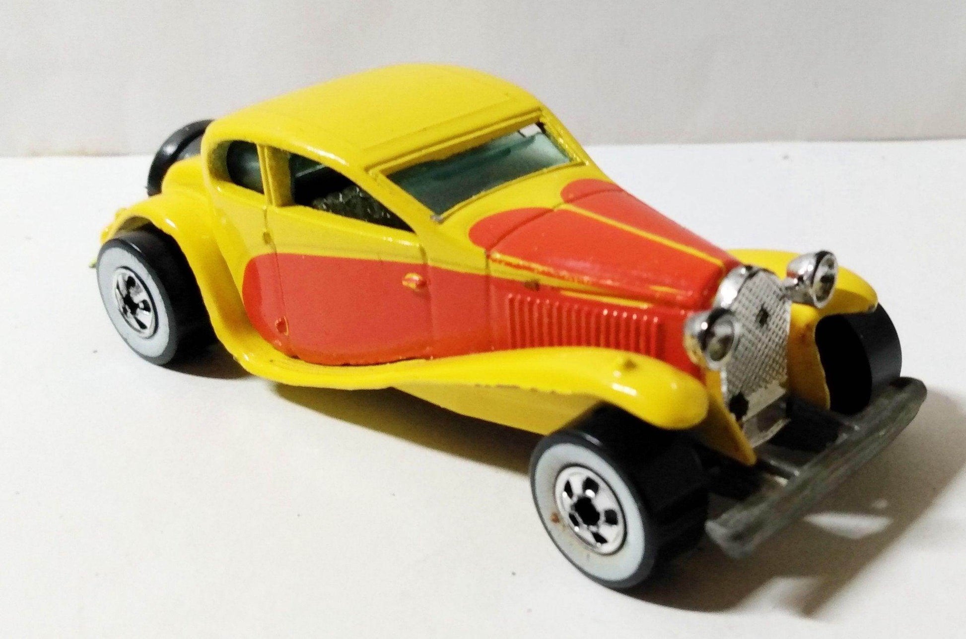Hot Wheels #2526 '37 Bugatti yellow ww 1986 - TulipStuff