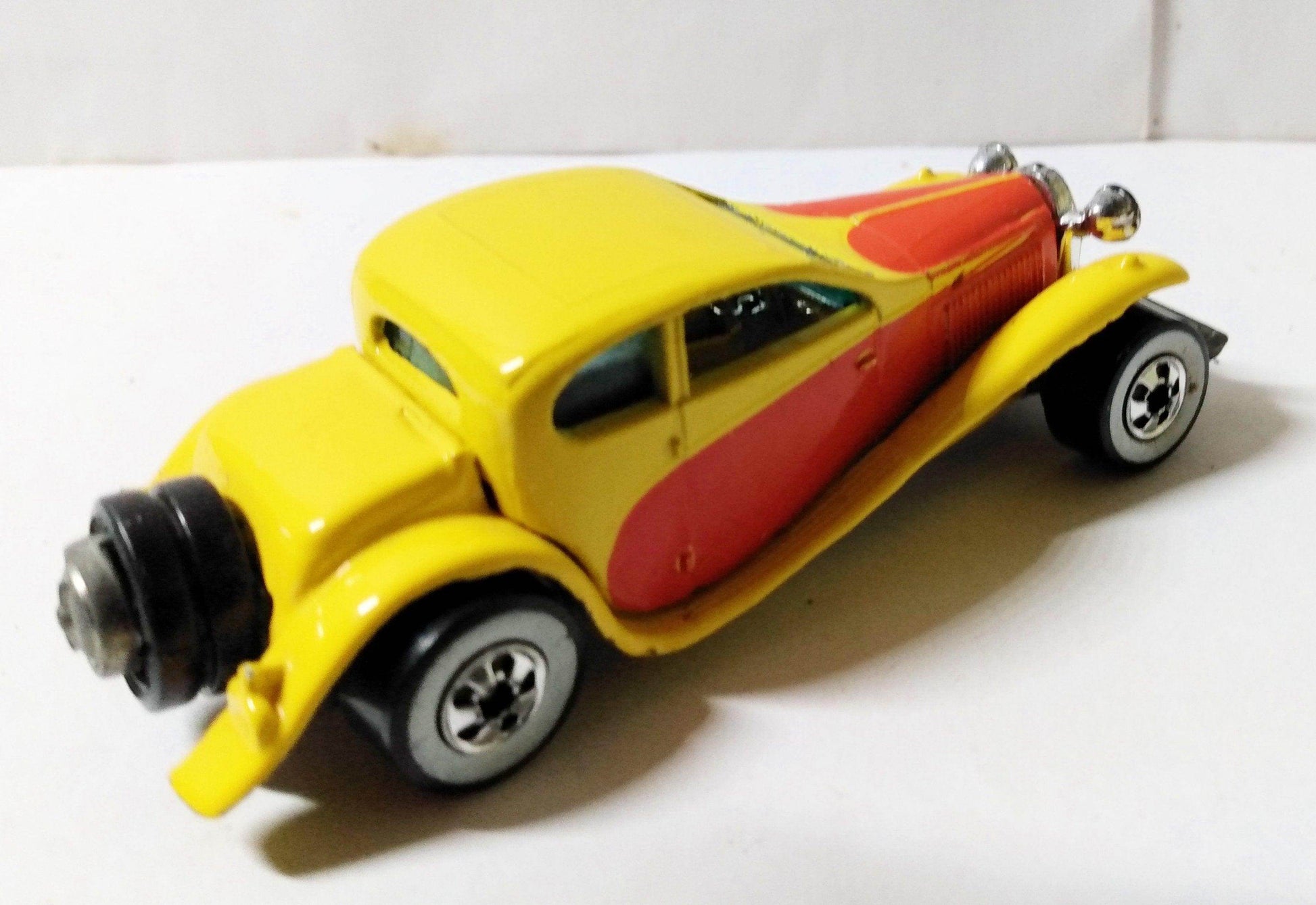 Hot Wheels #2526 '37 Bugatti yellow ww 1986 - TulipStuff