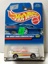 Load image into Gallery viewer, Hot Wheels Collector #821 Ford &#39;96 Mustang GT Convertible 1997 - TulipStuff
