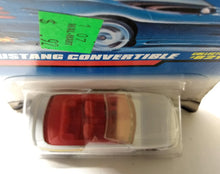 Load image into Gallery viewer, Hot Wheels Collector #821 Ford &#39;96 Mustang GT Convertible 1997 - TulipStuff
