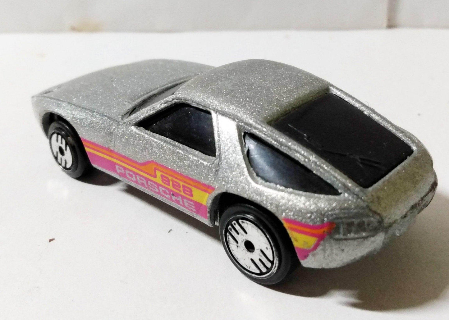 Hot Wheels 1497 Nightstreaker Porsche 928 1987 - TulipStuff