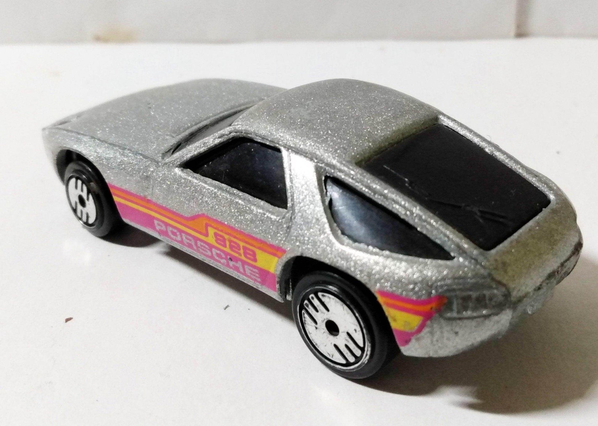 Hot Wheels 1497 Nightstreaker Porsche 928 1987 - TulipStuff
