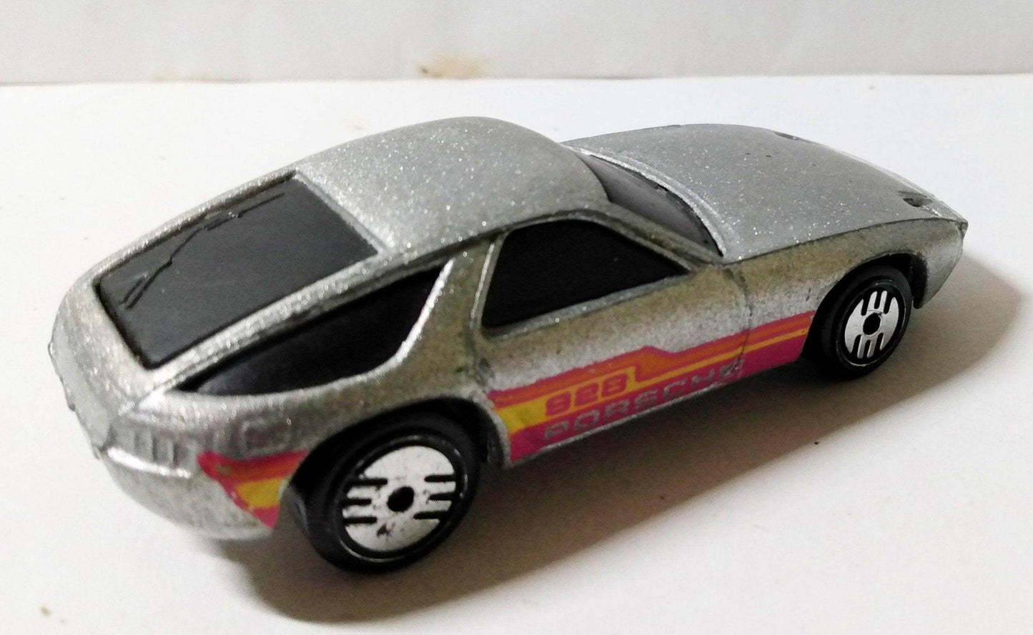 Hot Wheels 1497 Nightstreaker Porsche 928 1987 - TulipStuff