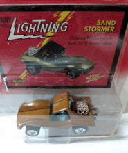 Load image into Gallery viewer, Johnny Lightning Topper Series Sand Stormer Dune Buggy Gold 2000 - TulipStuff
