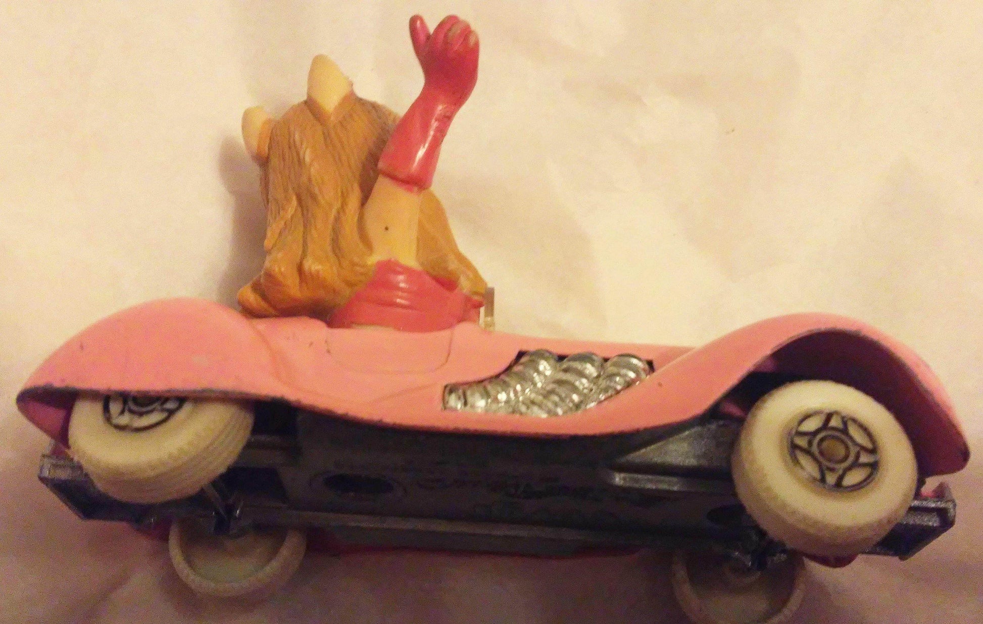 Corgi Toys 2032-A1 Diecast Metal Muppets Miss Piggy Sports Car 1979 Great Britain - TulipStuff