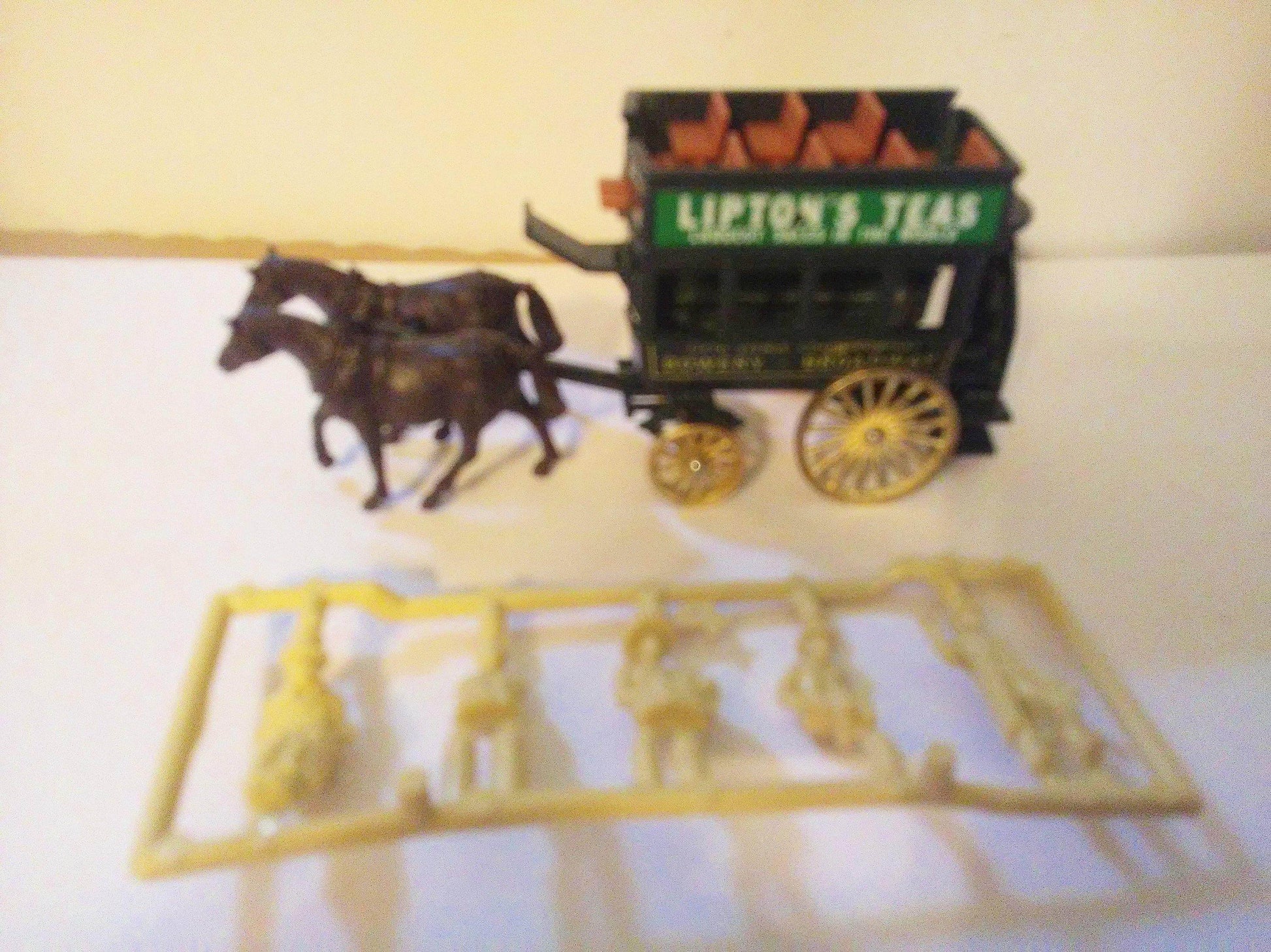 Lledo DG4 Lipton's Teas Horse-Drawn Omnibus Bowery to Broadway Green 1984 - TulipStuff