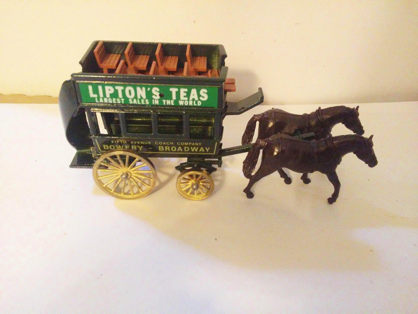 Lledo DG4 Lipton's Teas Horse-Drawn Omnibus Bowery to Broadway Green 1984 - TulipStuff