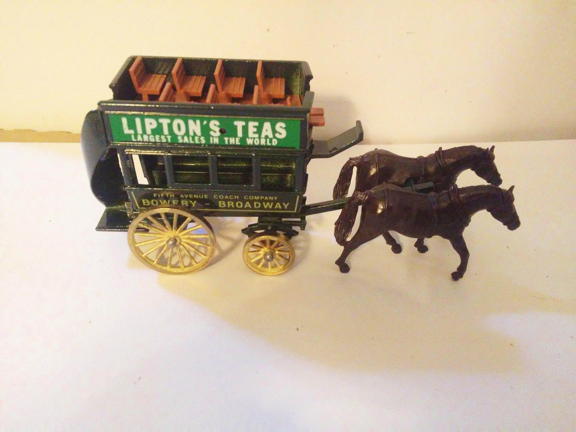 Lledo DG4 Lipton's Teas Horse-Drawn Omnibus Bowery to Broadway Green 1984 - TulipStuff