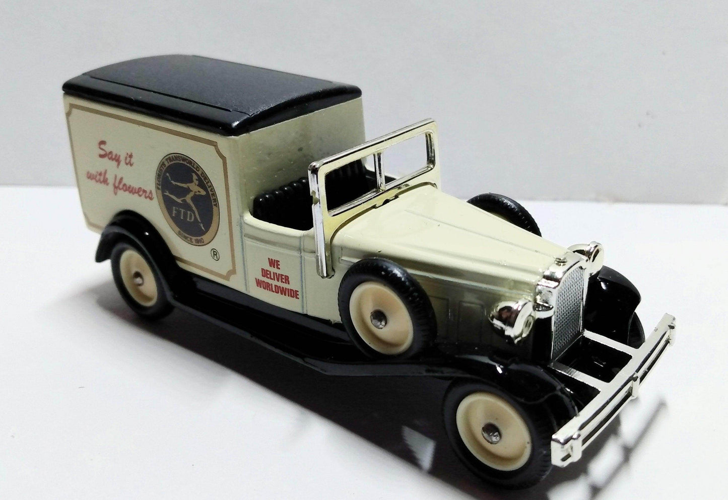 Lledo Days Gone DG22 FTD 1933 Packard Town Van Say It With Flowers - TulipStuff