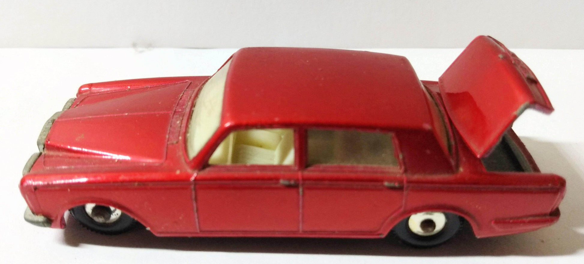 Lesney Matchbox no. 24 Rolls Royce Silver Shadow Made in England 1967 - TulipStuff
