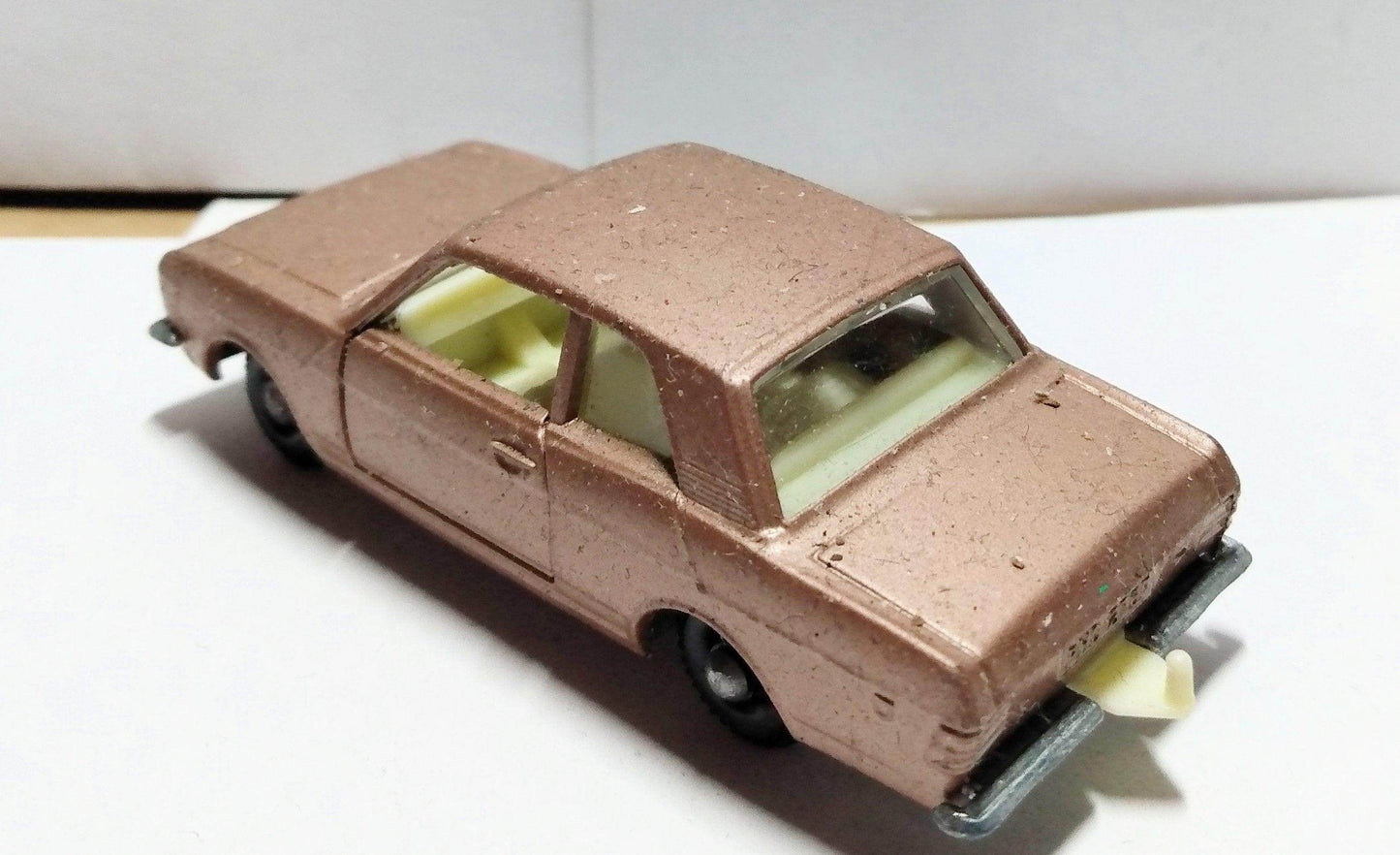 Lesney Matchbox 25 Ford Cortina Mk.II Sedan Diecast Toy England 1968 - TulipStuff