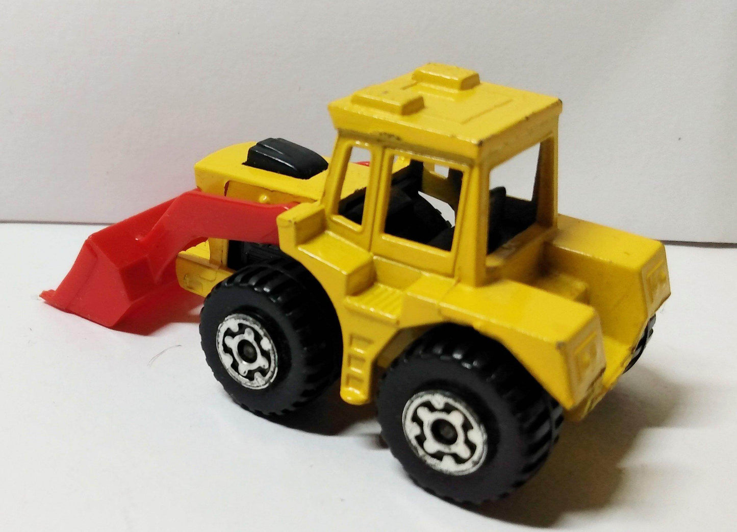 Lesney Matchbox no. 29 Tractor Shovel Superfast Made in England 1976 - TulipStuff