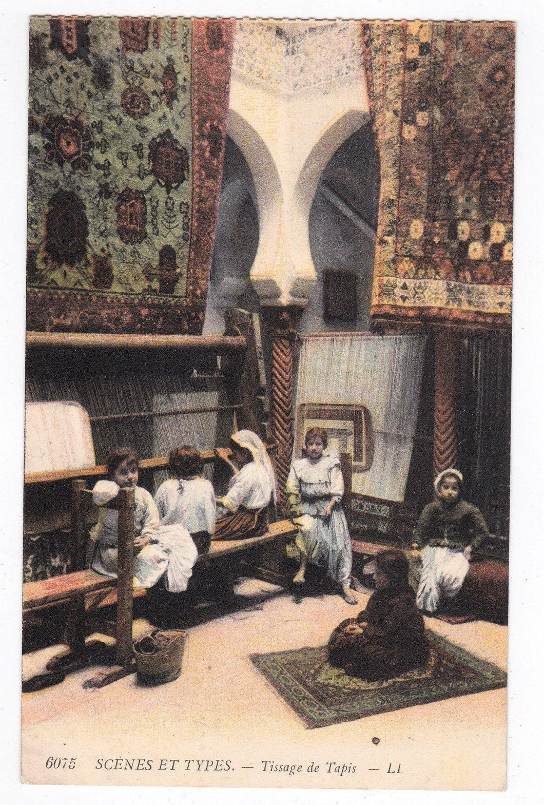 Scenes et Types Tissage de Tapis Carpet Weaving Algeria 1900's - TulipStuff